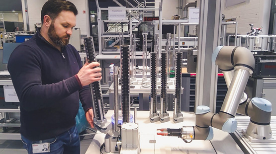 Roboterarm aus der Industrie als Hilfe in der manuellen Montage