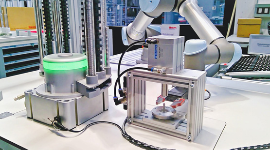 Der angedockte Montage-Roboter in Aktion